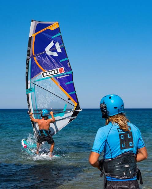 Windsurfing beginner course Koh Phangan — water starts and tacking technique on lagoon